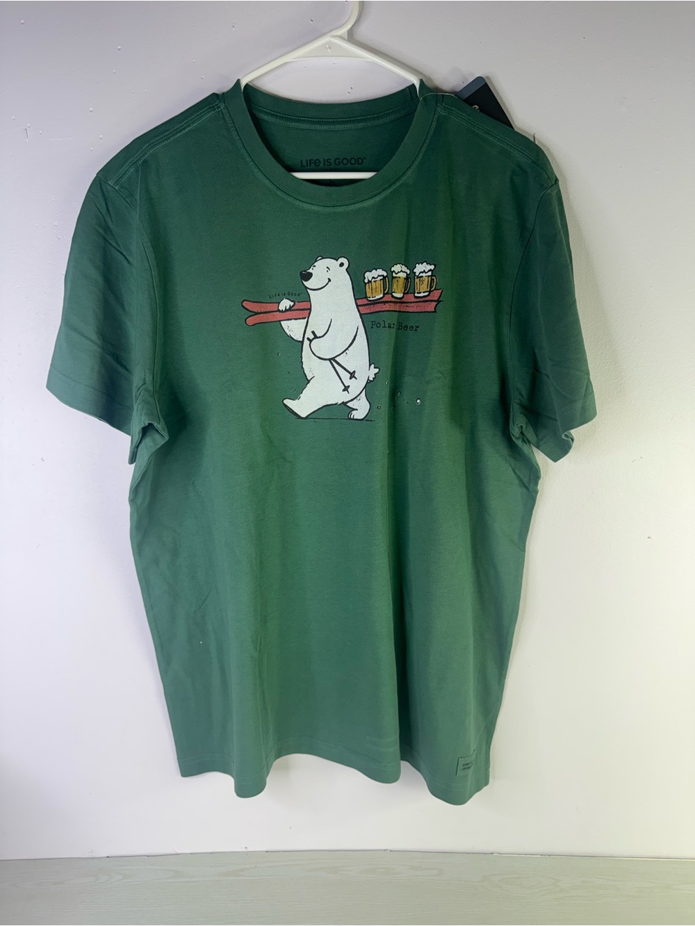 Life is Good Mens large Crusher Tee polar bear carrying skis